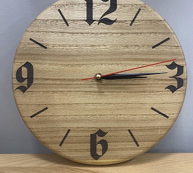 Часы из дерева классические 