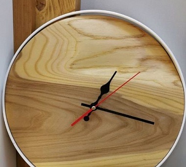 Часы из массива карагача в стиле лофт
