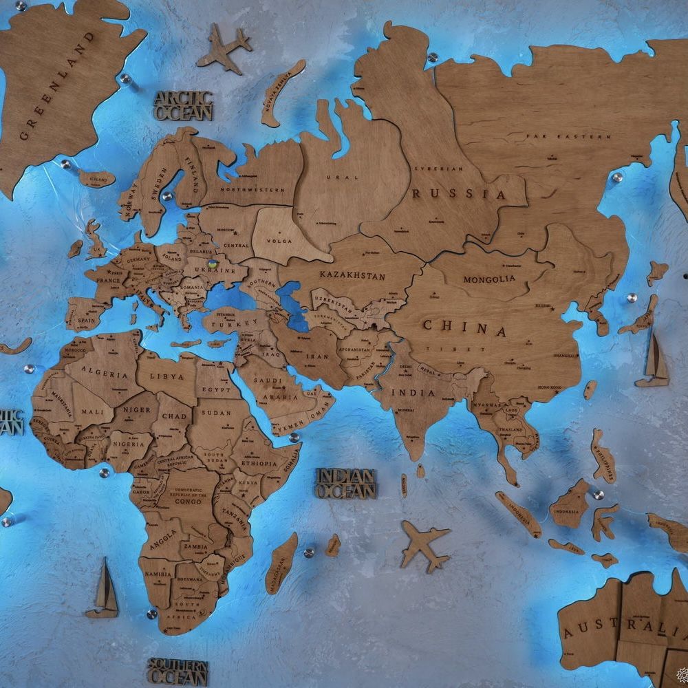 Карта мира с голубой подсветкой
