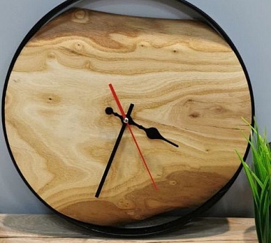 Часы из массива карагача в стиле лофт