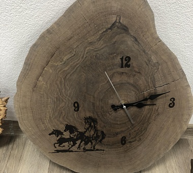 Часы из горного ореха с гравировкой